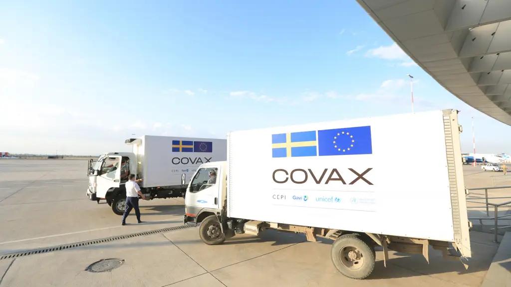 В КР прибыла первая партия вакцины AstraZeneca в рамках COVAX
