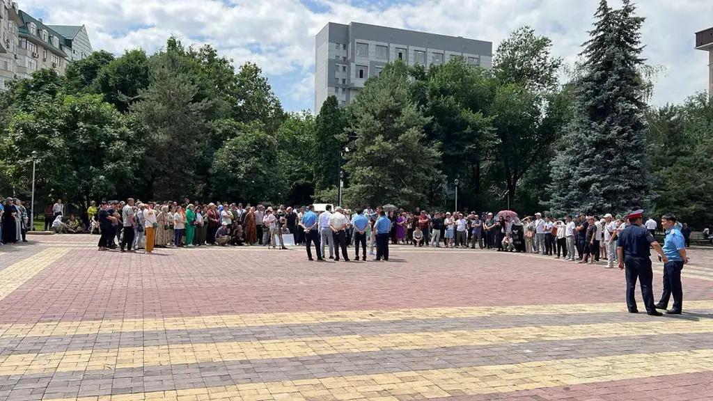 Торговцы столичных рынков продолжают митинговать