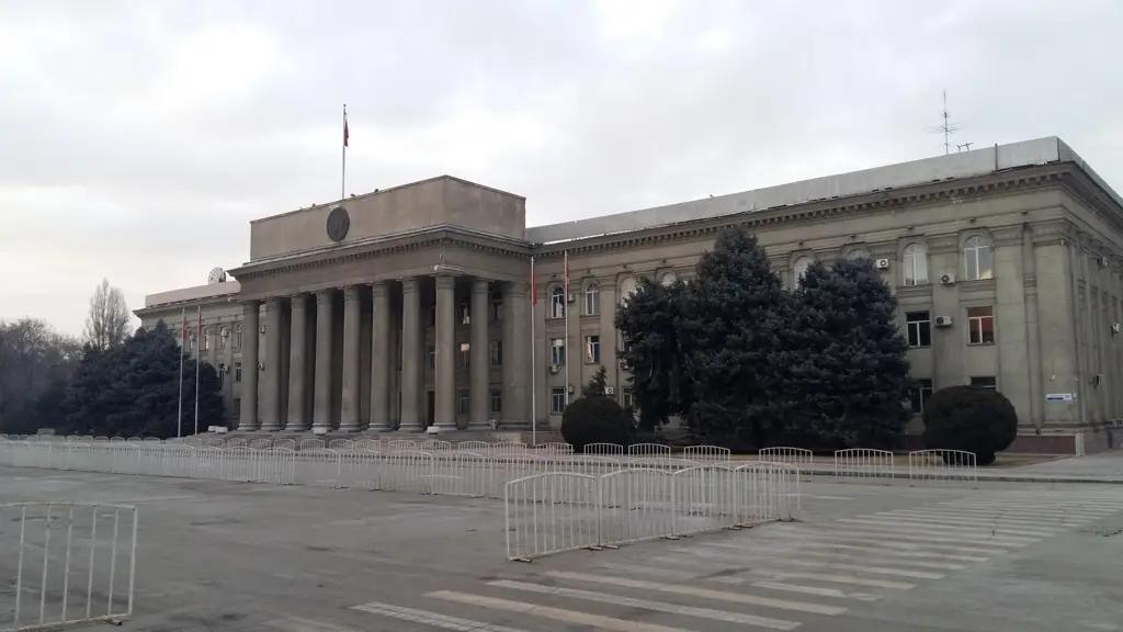 Сотрудники аппарата кабмина перечислят однодневную зарплату жителям Баткена
