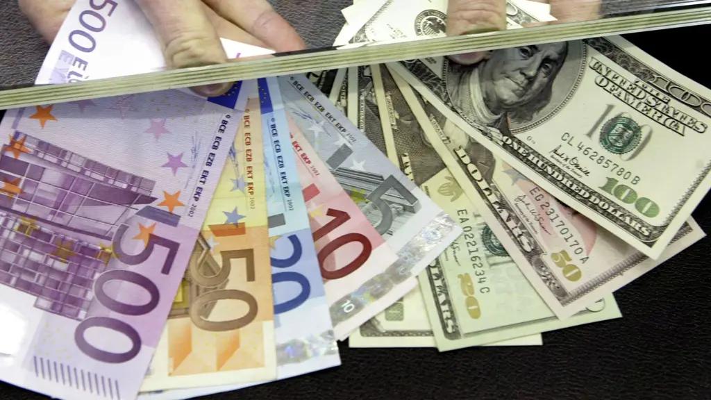 Евро опять стоит выше 100 рублей. Доллар также растет