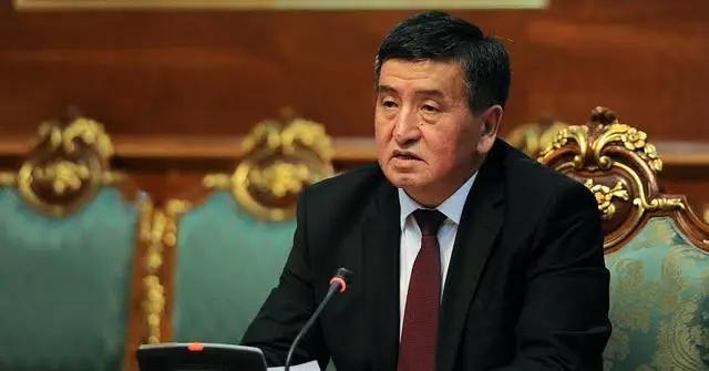 Премьер поручил сократить число чиновников