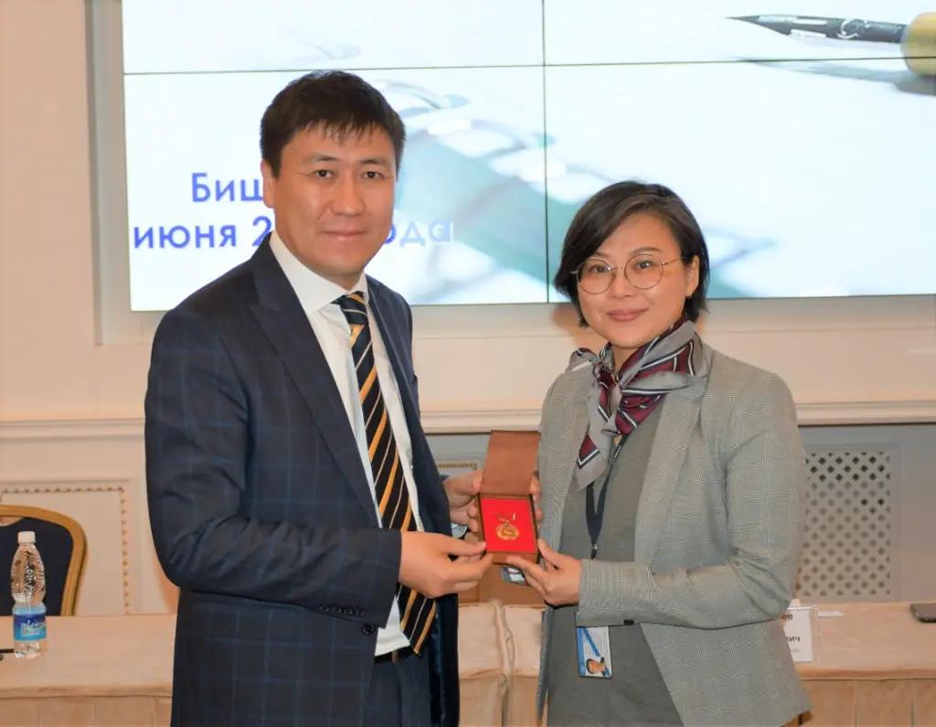 Минобразования КР вручило медаль представительству АБР