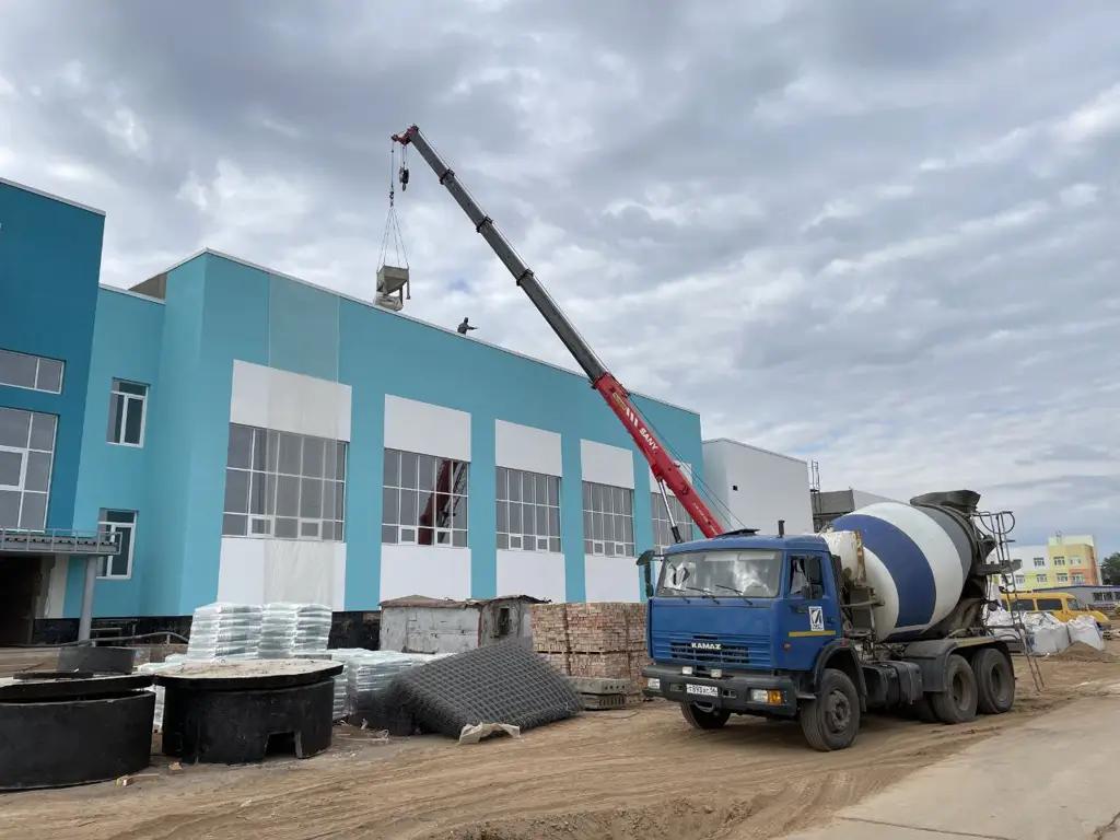 В строящихся школах Лейлекского района кривые стены