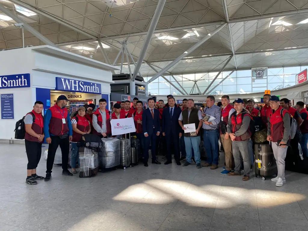 Первая группа кыргызстанцев прибыла в Великобританию на сезонные работы