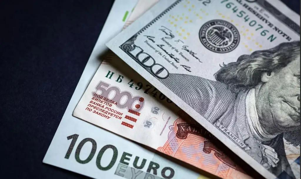 Рубль просел к доллару и евро. Курсы Центробанка РФ на 8 марта