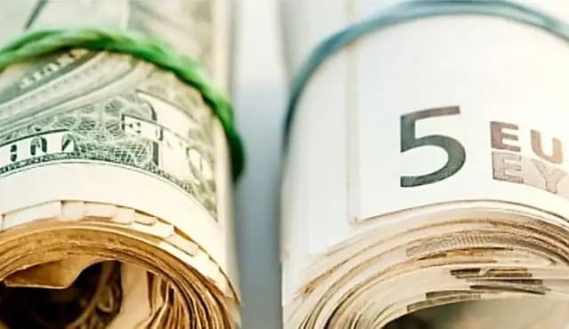 Доллар на Московской бирже опустился ниже 68 рублей, евро – ниже 77