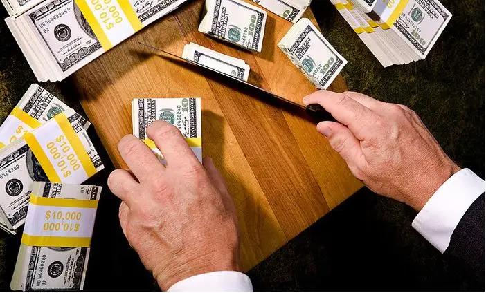 В КР на зарплаты госслужащих за 9 месяцев потратили $313.7 млн