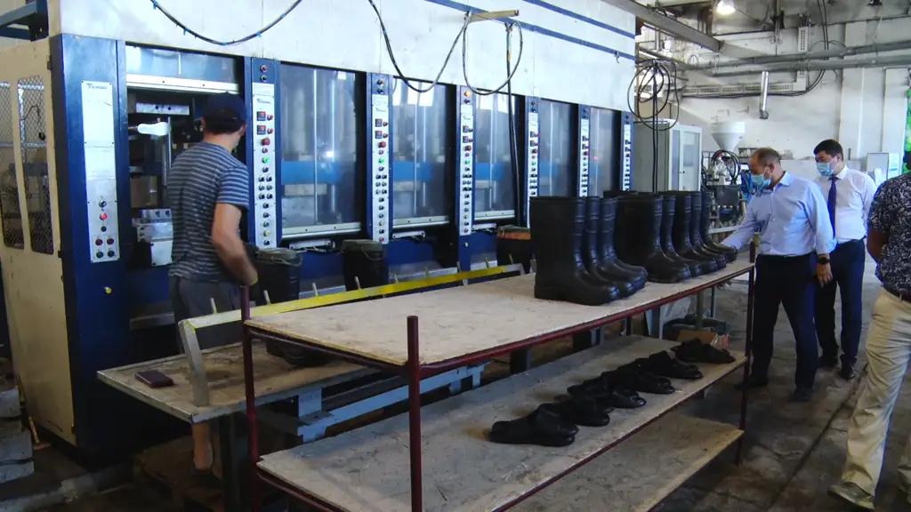 В Бишкеке открылся завод по производству резиновой обуви