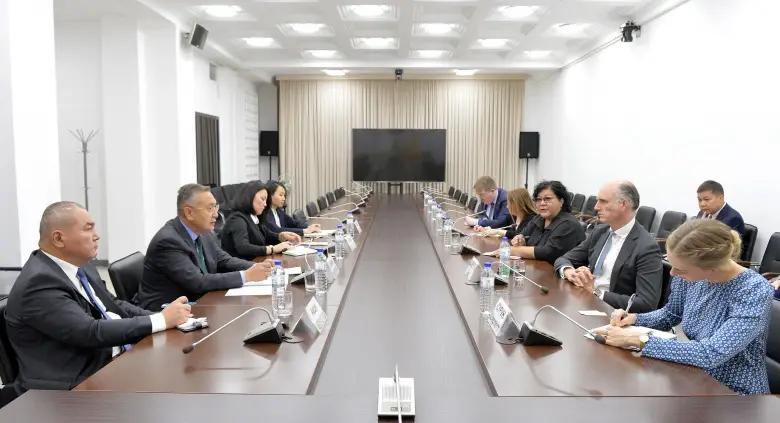 КР и Великобритания обсудили региональную безопасность