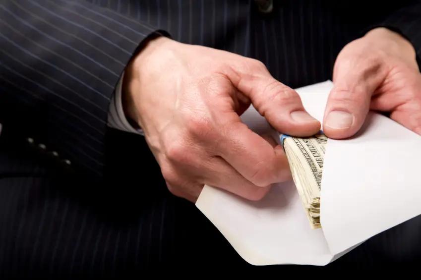 У бизнесмена вымогали 830 тысяч сомов за контракт на строительство ЛЭП