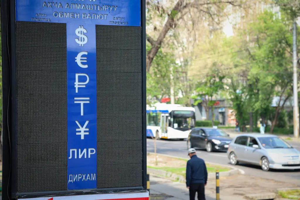 Доллар и евро вернулись к показателям 2020 года. Нацбанк обновил курс