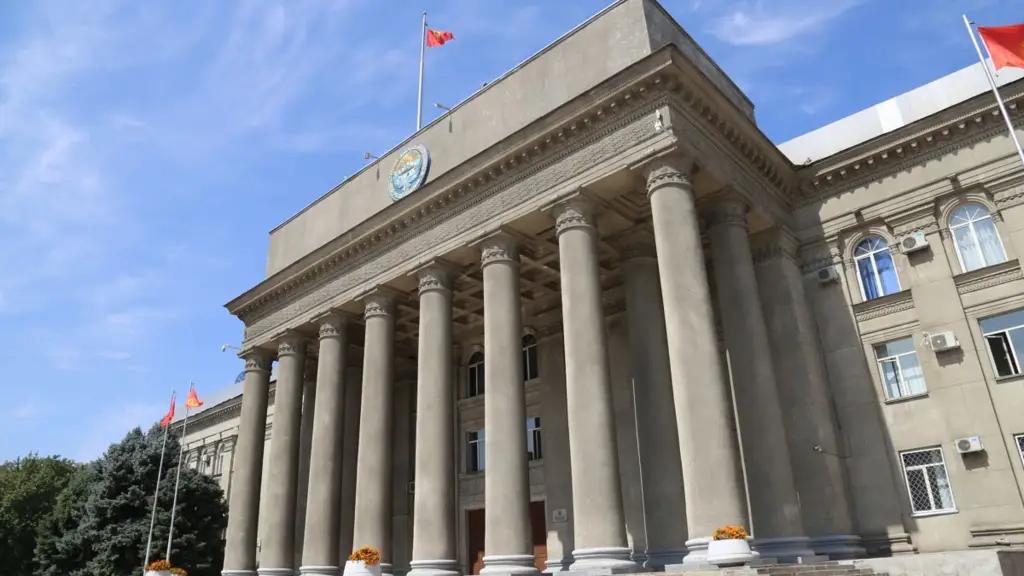 Ряд активистов считают, что инициативы «Ачык окмот» не реализуются