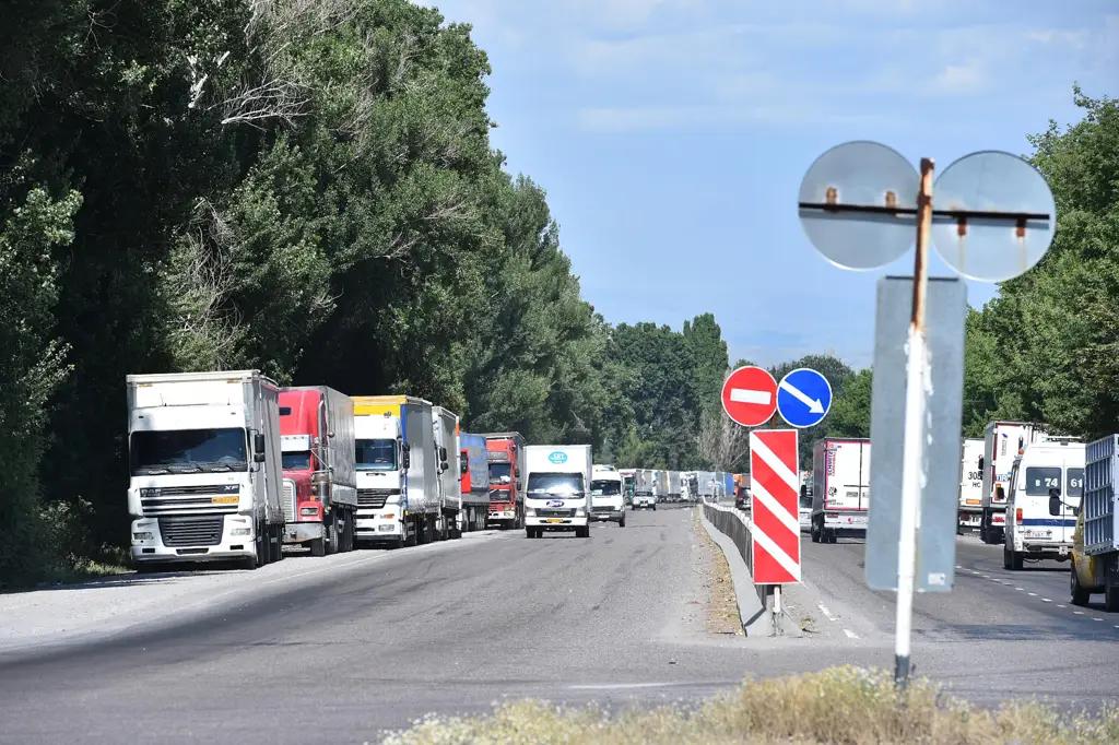 Казахстан откроет все пункты пропуска на госгранице с КР