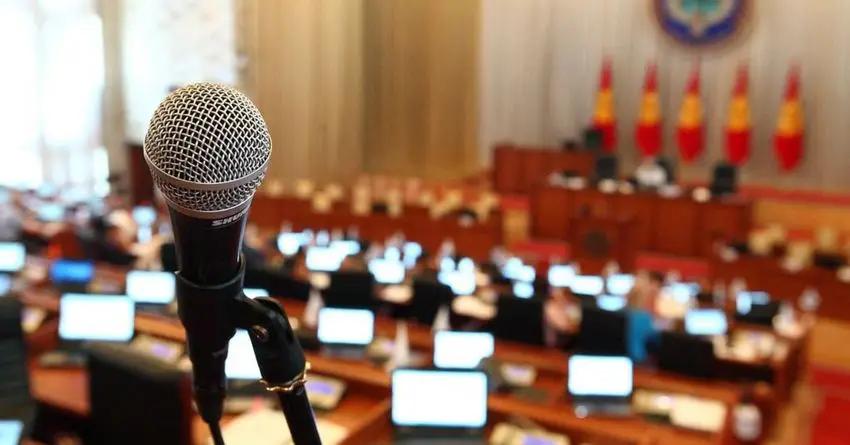 По предлагаемым поправкам в Конституцию премьер-министр остается депутатом