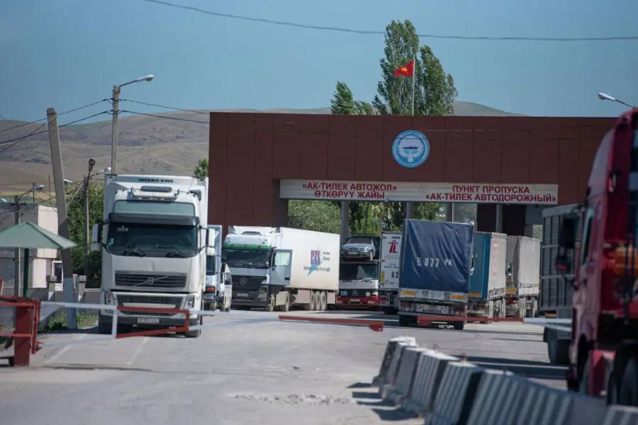 На кыргызско-казахской границе продолжается скопление машин
