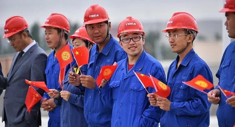 В КР хотят отменить трудовые визы и разрешения на работу