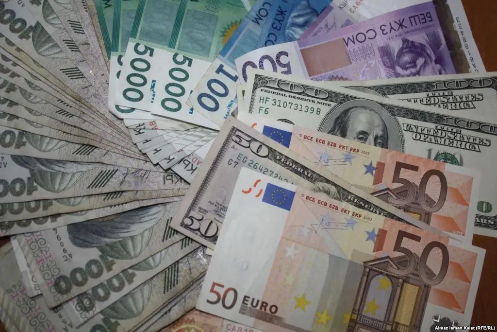 Сом укрепился ко всем валютам, кроме доллара