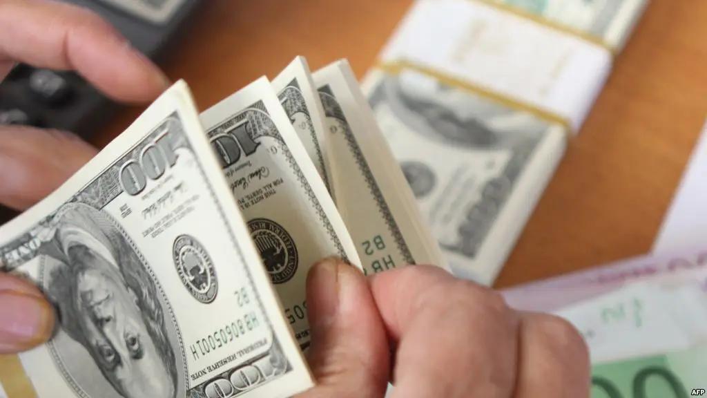 Кыргызстанцы в октябре перевели на родину $220.4 млн