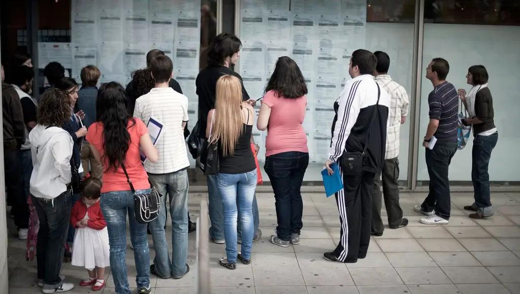 В службах занятости КР на одно вакантное место претендуют 28 человек