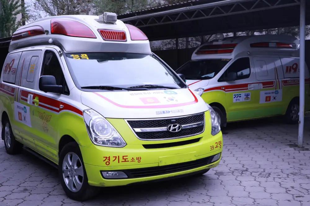 Южная Корея передала МЧС КР четыре машины скорой помощи