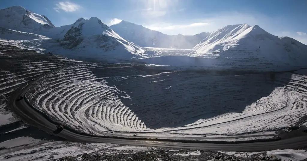 «КГК» приостановило работы на участке, где отмечено движение борта карьера