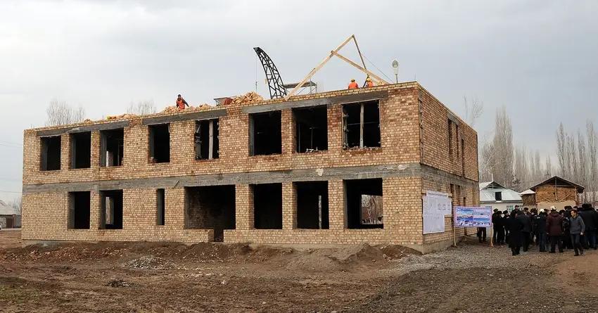 Строящуюся 27 лет школу в Джалал-Абадской области обещают сдать в 2017 году