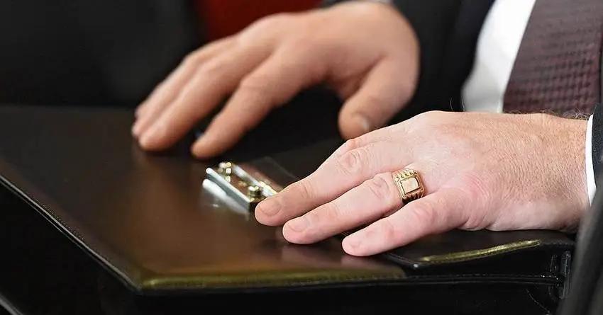 Госслужащих обязали отчитываться о доходах и расходах в декларациях