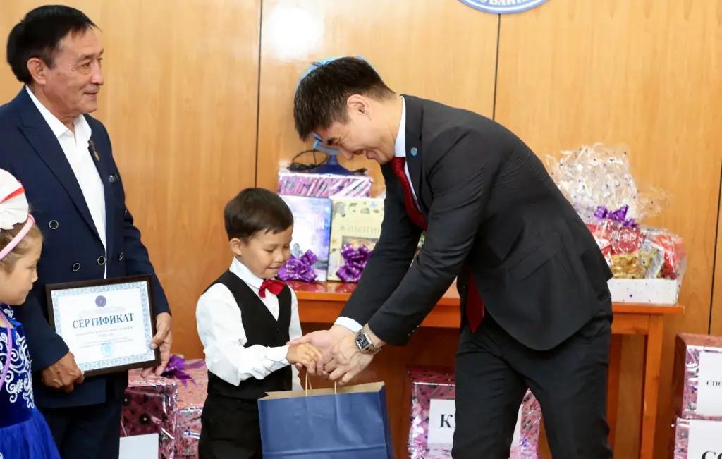 Дипломаты передали двум школам-интернатам 440 тысяч сомов