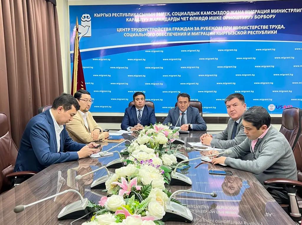 Трудовые права кыргызстанцев за рубежом обсудили в Бишкеке