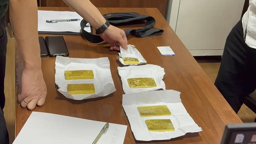 Задержаны сотрудники аэропорта «Манас» за сговор с контрабандистами