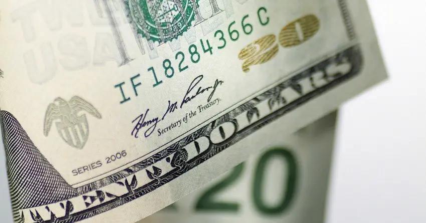 Нацбанк вышел на рынок с интервенцией по продаже долларов