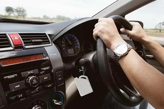 Депутаты предлагают отсрочить запрет на праворульные такси