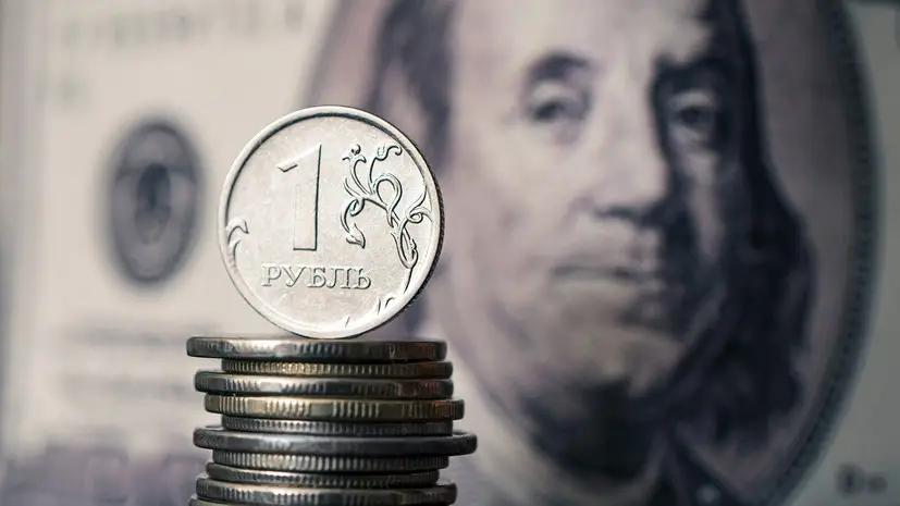 Доллар и евро подешевели к рублю еще более чем на 2%