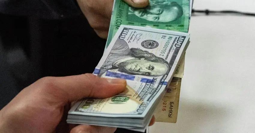 Высокий спрос на доллар. В трех банках введены ограничения