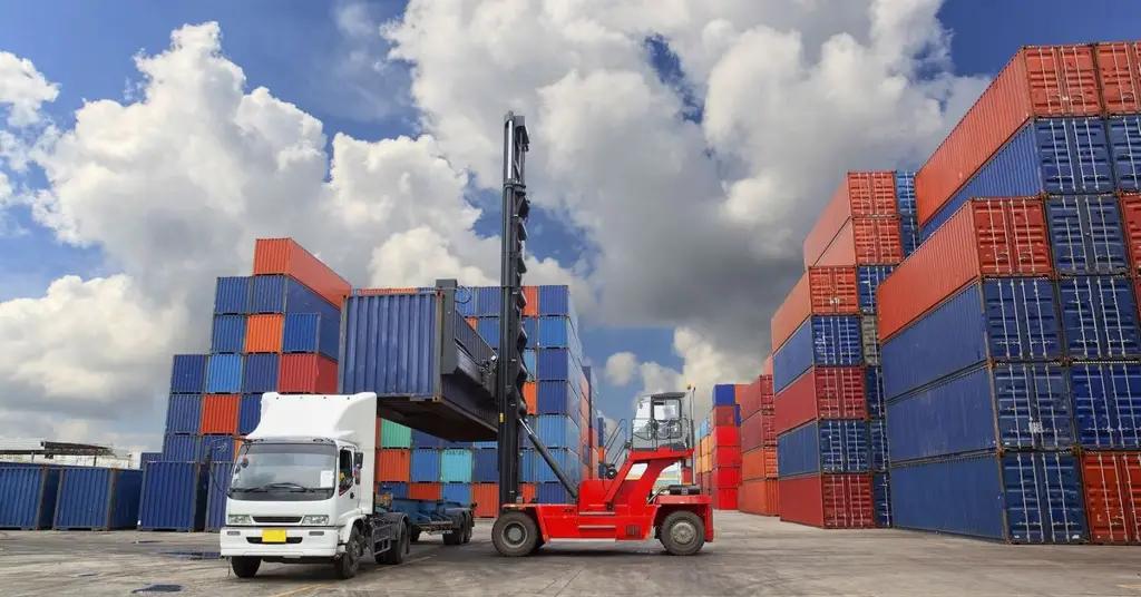 Внешнеторговый оборот России упал в августе на 12%