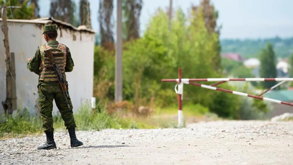 Пограничники задержали на границе кыргызстанца с $20 тысячами