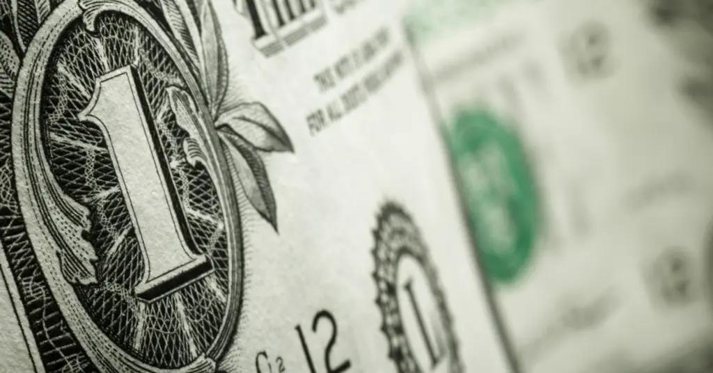 В январе объем депозитов клиентов комбанков КР сократился на 40%