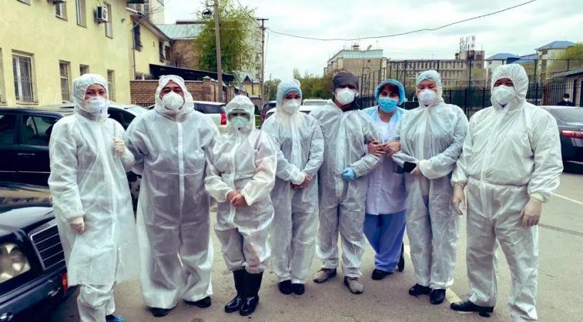 «Сорос-Кыргызстан» передал врачам 1 тысячу защитных костюмов