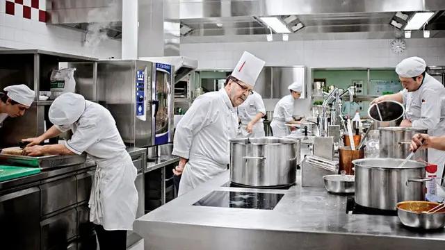 Рестораторы РФ просят правительство упростить наем мигрантов