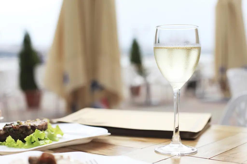 Кафе и рестораны будут закрывать на один месяц за повторные нарушения