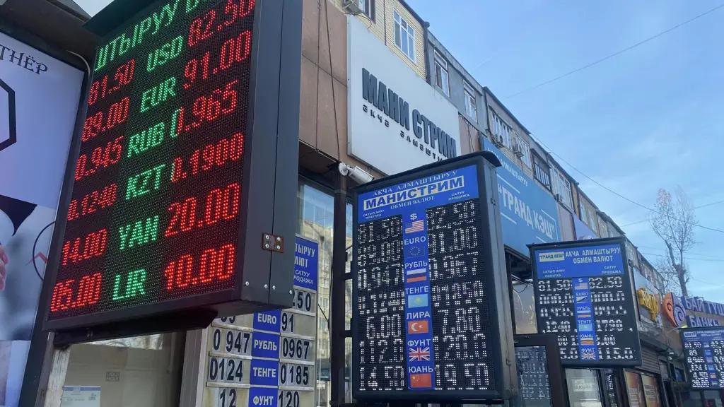 На Моссовете дефицит доллара, не меняют больше $100