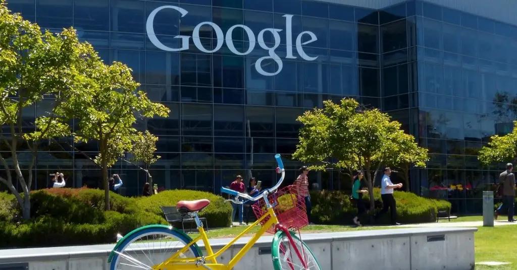 Google запатентовал бейсболку с встроенной видеокамерой