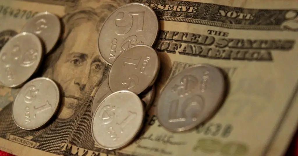 В Кыргызстане растет объем кредитов в сомах и снижается в инвалюте