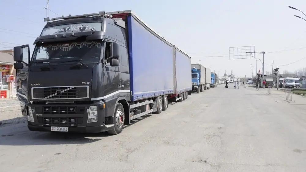 Казахстан начал пропуск второй колонны кыргызских фур, возвращающихся из Ирана