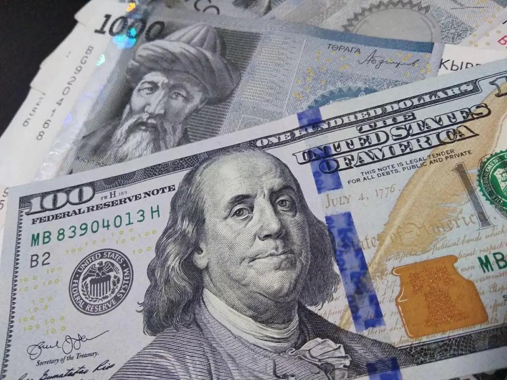 Доллар продолжает дорожать — официальный курс составил 84.5 сома