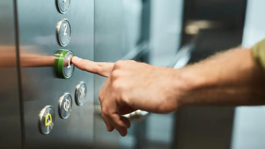 Депутат попросил кабмин дать мэрии Бишкека кредит на замену лифтов