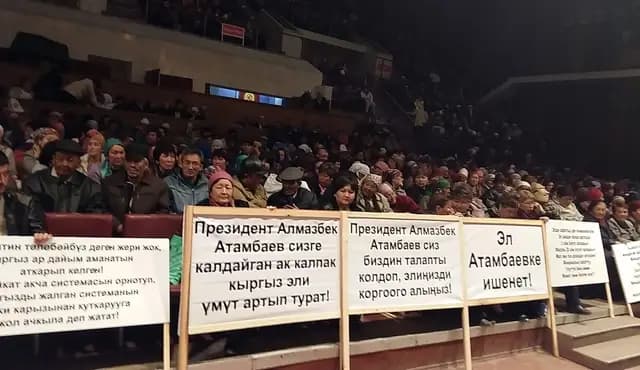 Заемщики требуют отставки главы Нацбанка КР, если не будет введен режим "валютного совета"