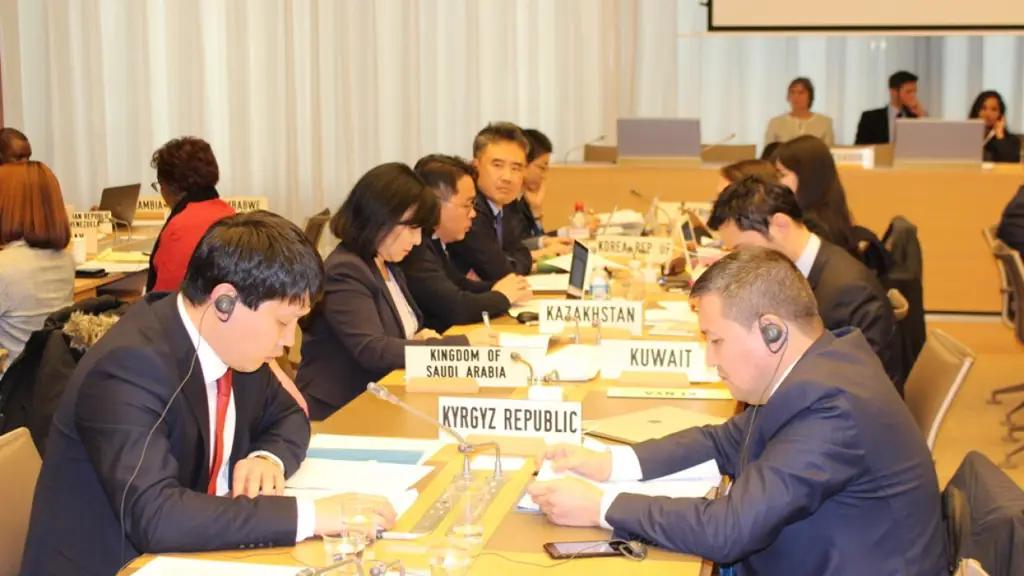 Торговые ограничения Казахстана затрудняют пропуск транзитных товаров из КР