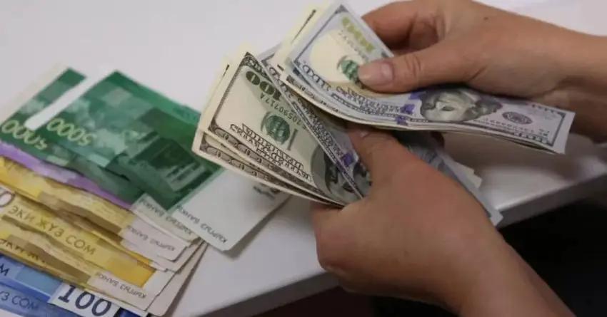 Доллар и рубль продолжают дешеветь к сому. Курсы валют на 4 июля