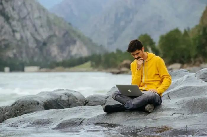 Кто и на каких условиях может стать «цифровым кочевником» в КР?